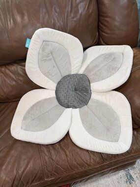 Neutral color - Blooming Baby Bath Flower